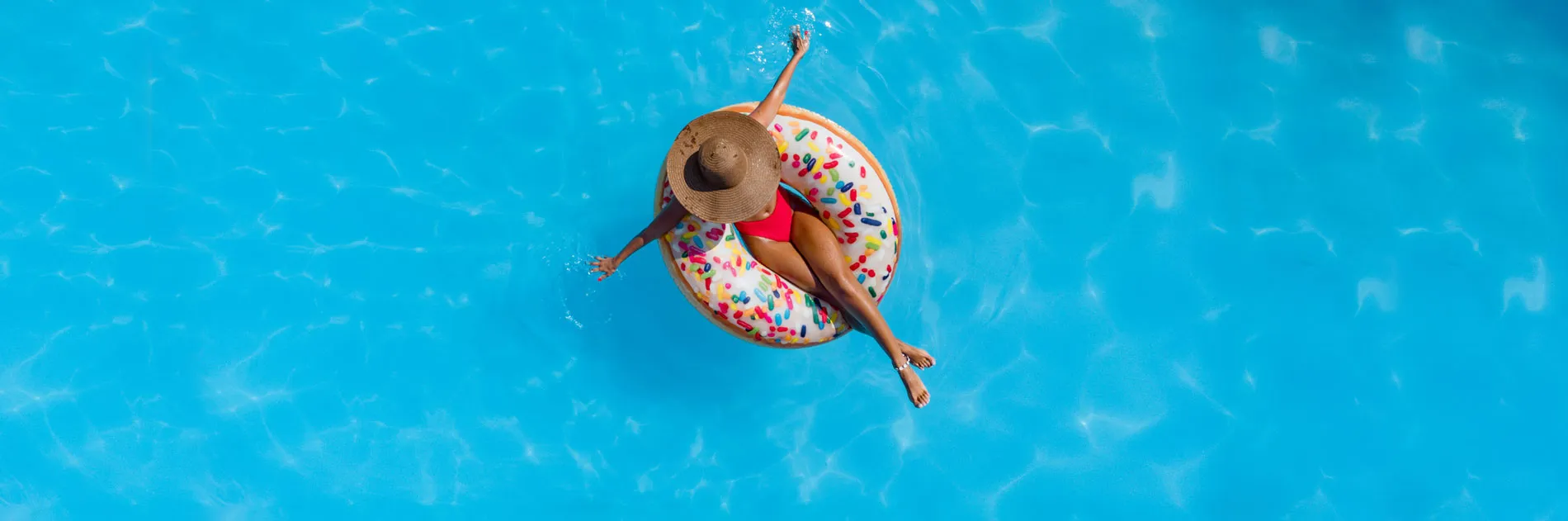 mujer en la piscina relaxia hotels and resorts