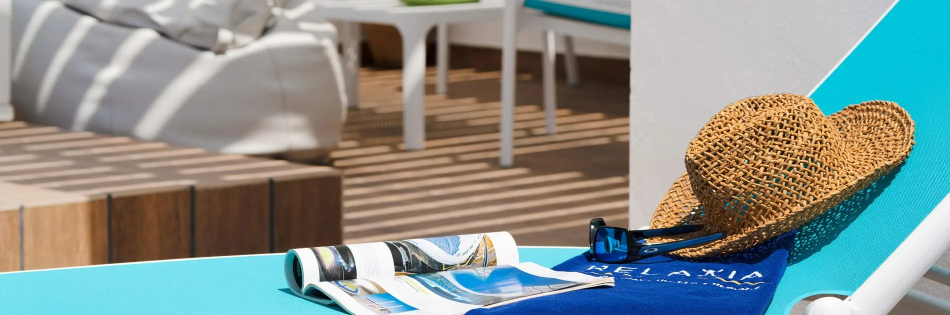 tumbona en la piscina relaxia hotels and resorts