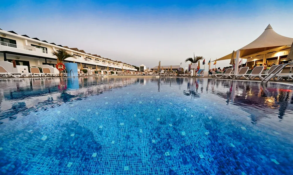 Poolblick am Tag Relaxia Lanzaplaya