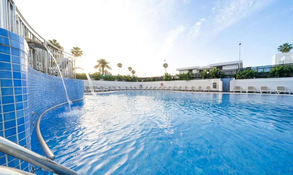 entrada piscina relaxia Beverly Park