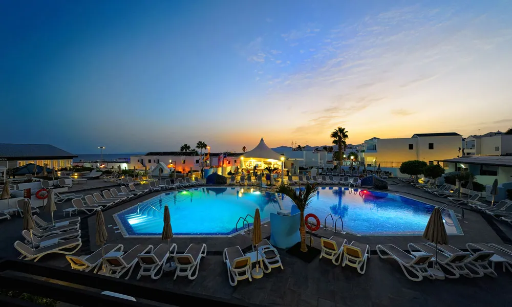 Poolblick bei Sonnenuntergang Relaxia Lanzaplaya