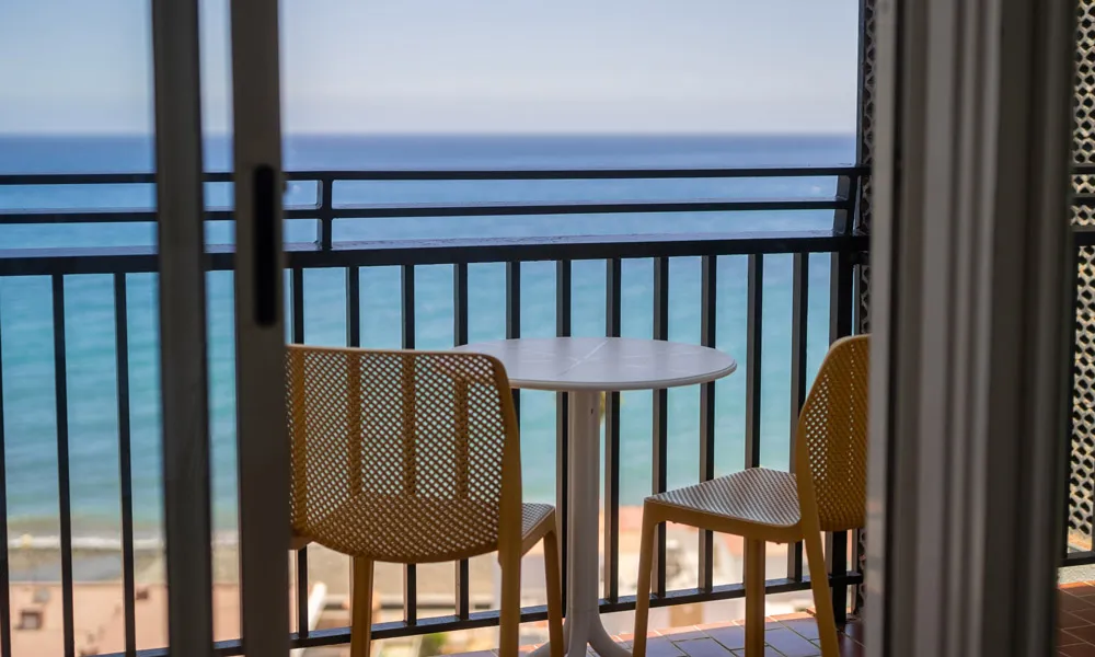 terraza habitación superior vista mar relaxia beverly park