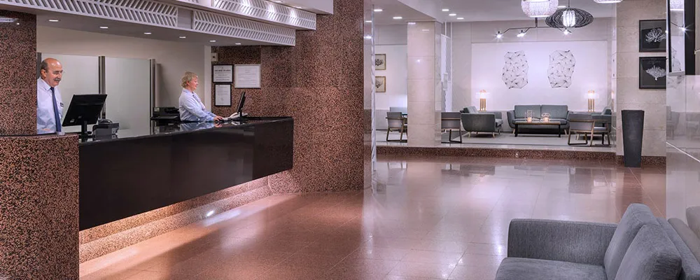recepción relaxia beverly suites
