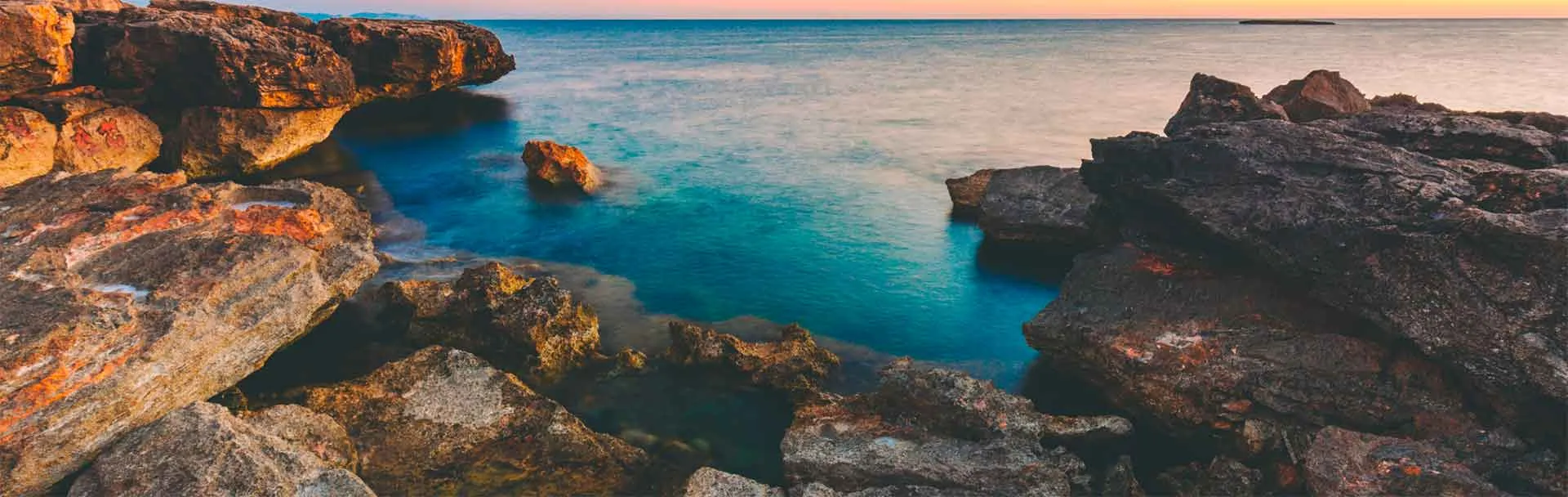 rocas y mar
