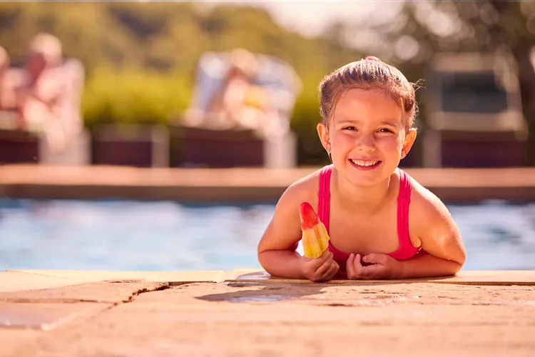 niña en la piscina