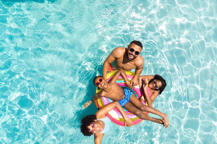 familia en la piscina