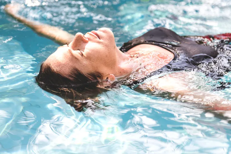 mujer en la piscina