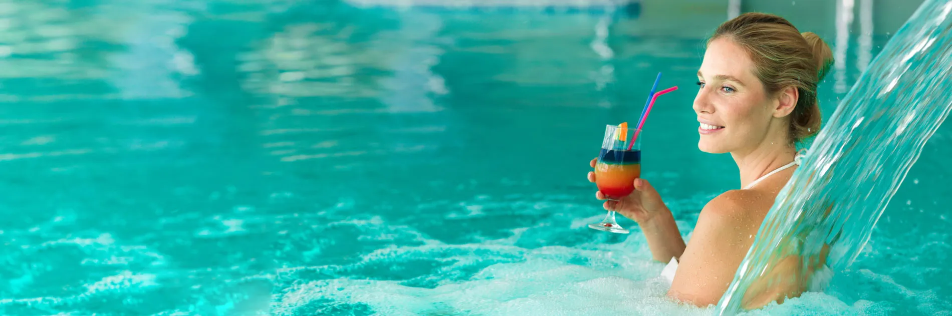 Frau im Pool relaxia hotels and resorts