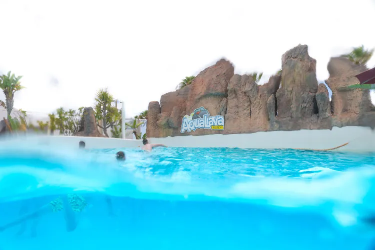 niños en parque aqualava